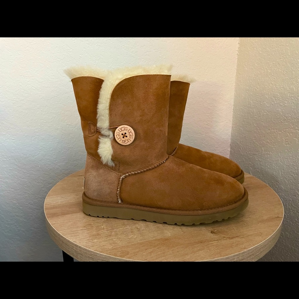 Authentic Women’s Bailey Button Uggs in Chestnut size 8